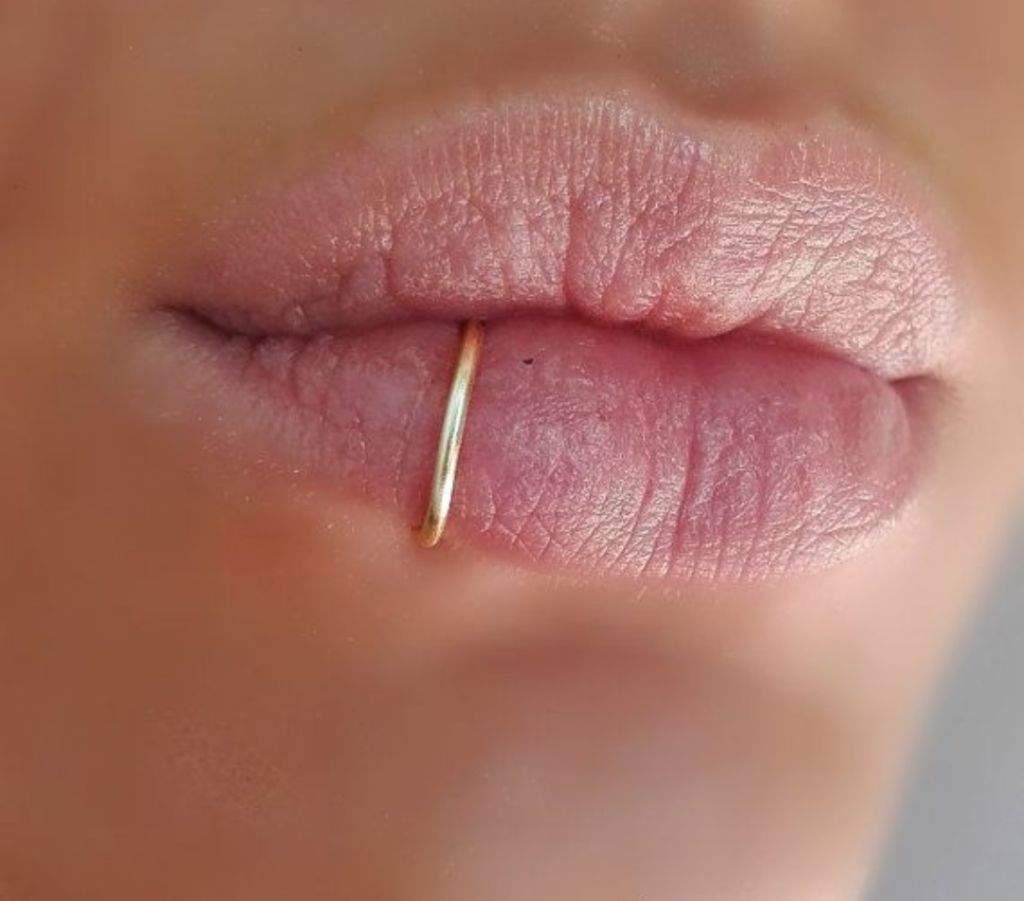Вертикальный лабрет нижней губы кольцо
