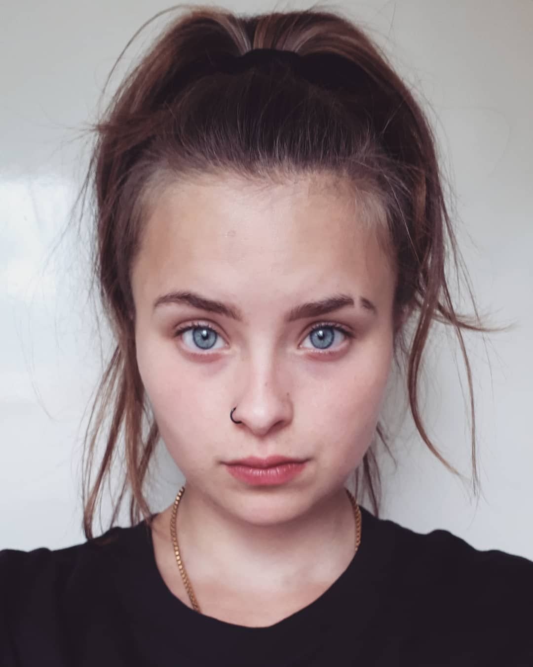 Выбритая бровь