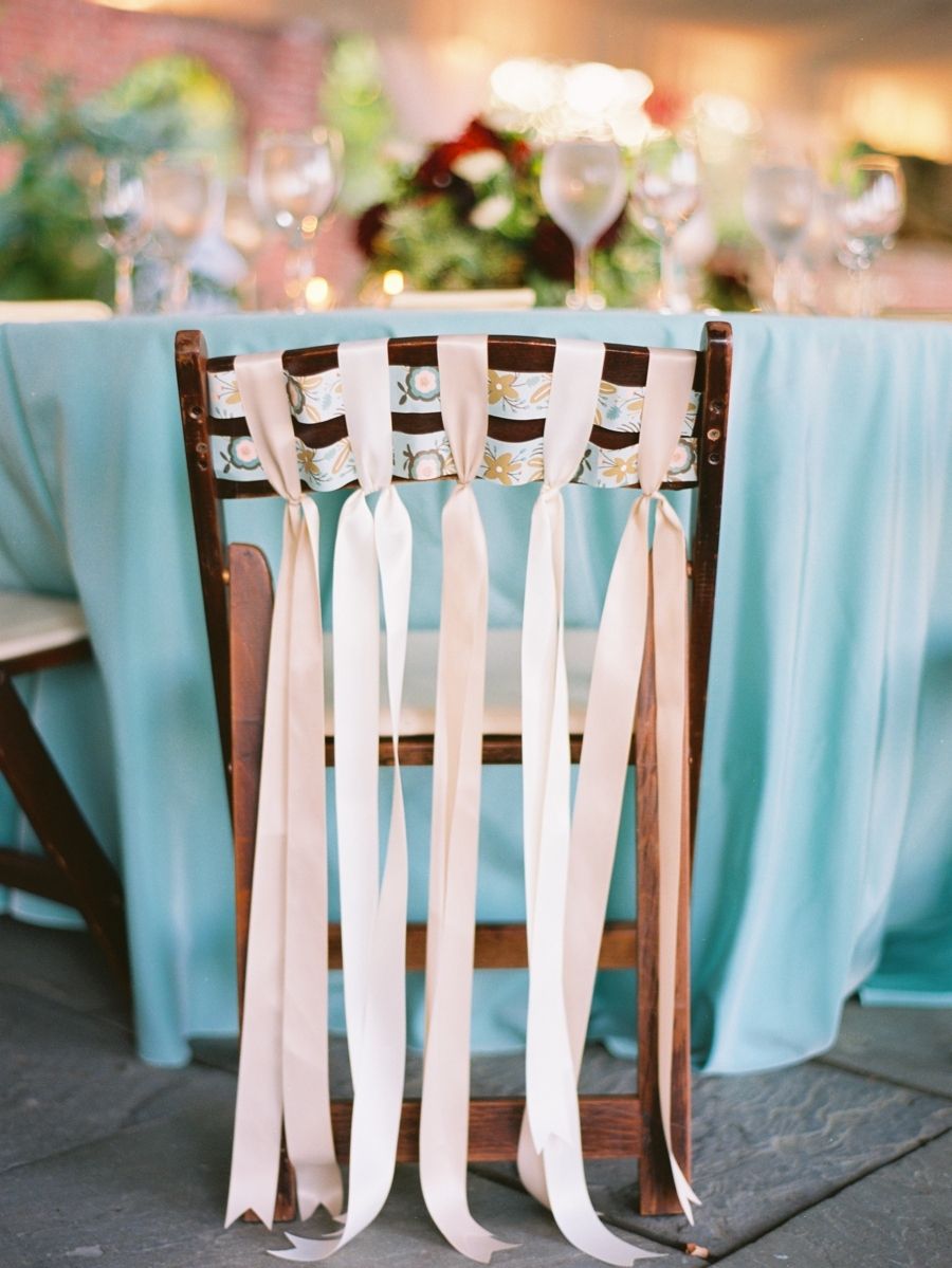 Украшение на свадьбу стульев