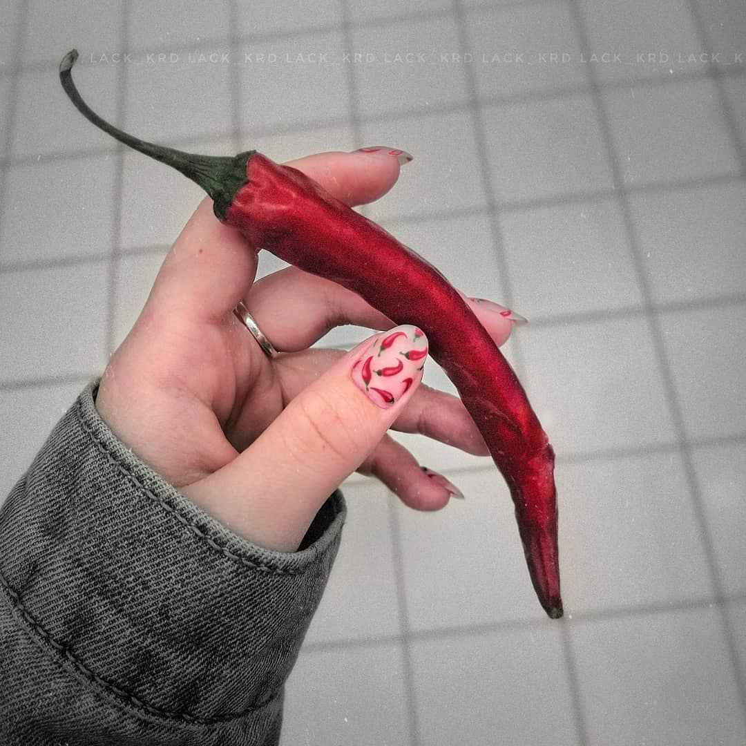 Красный маникюр с перчиком Чили
