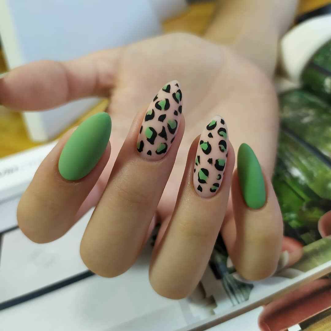 Маникюр зеленый