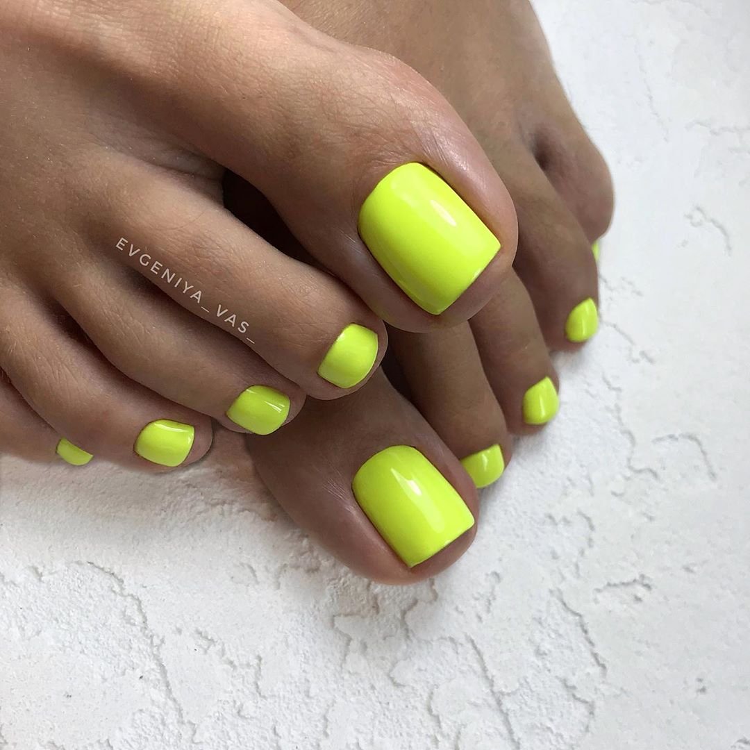 Педикюр яркие цвета