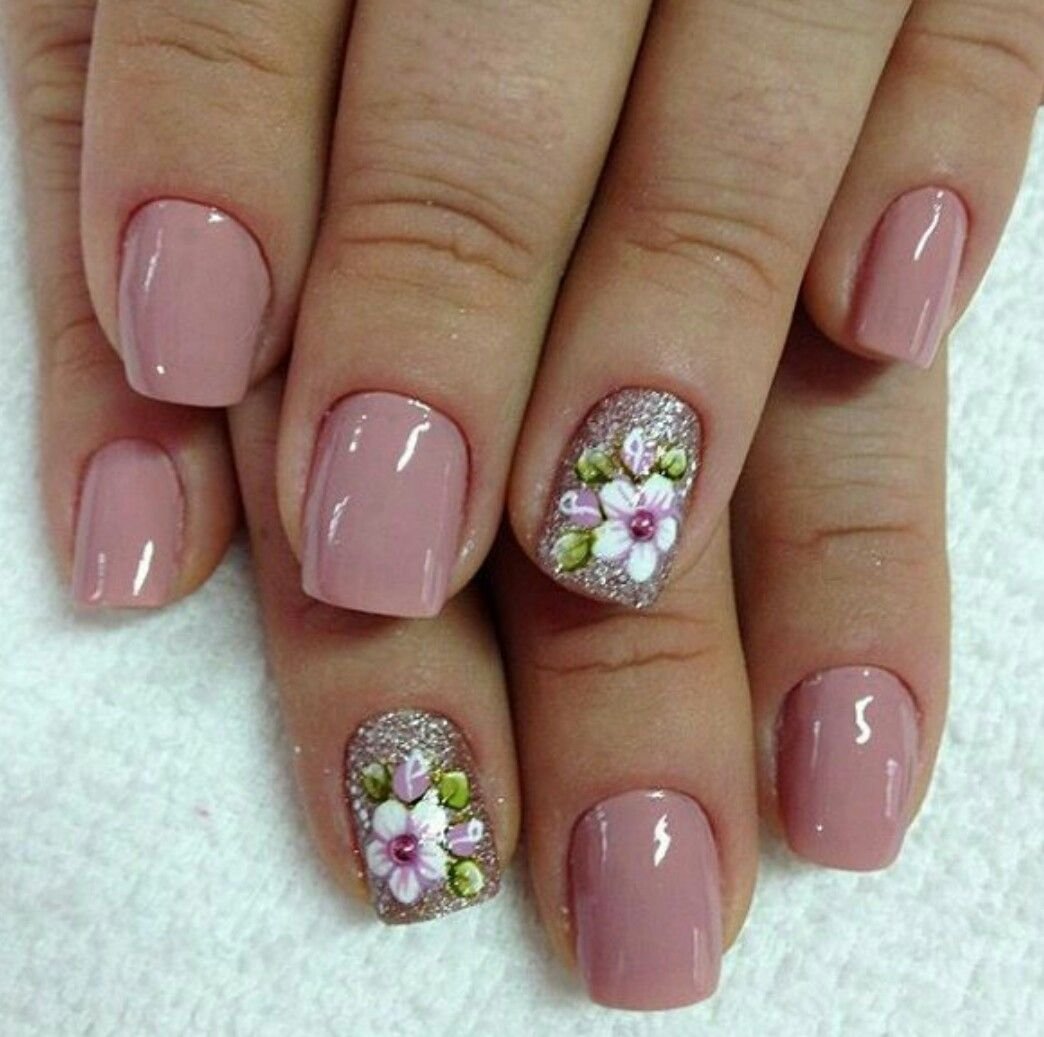 Мелкие цветочки на ногтях
