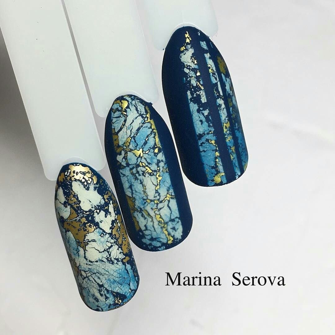 Маникюр голубой мрамор с поталью