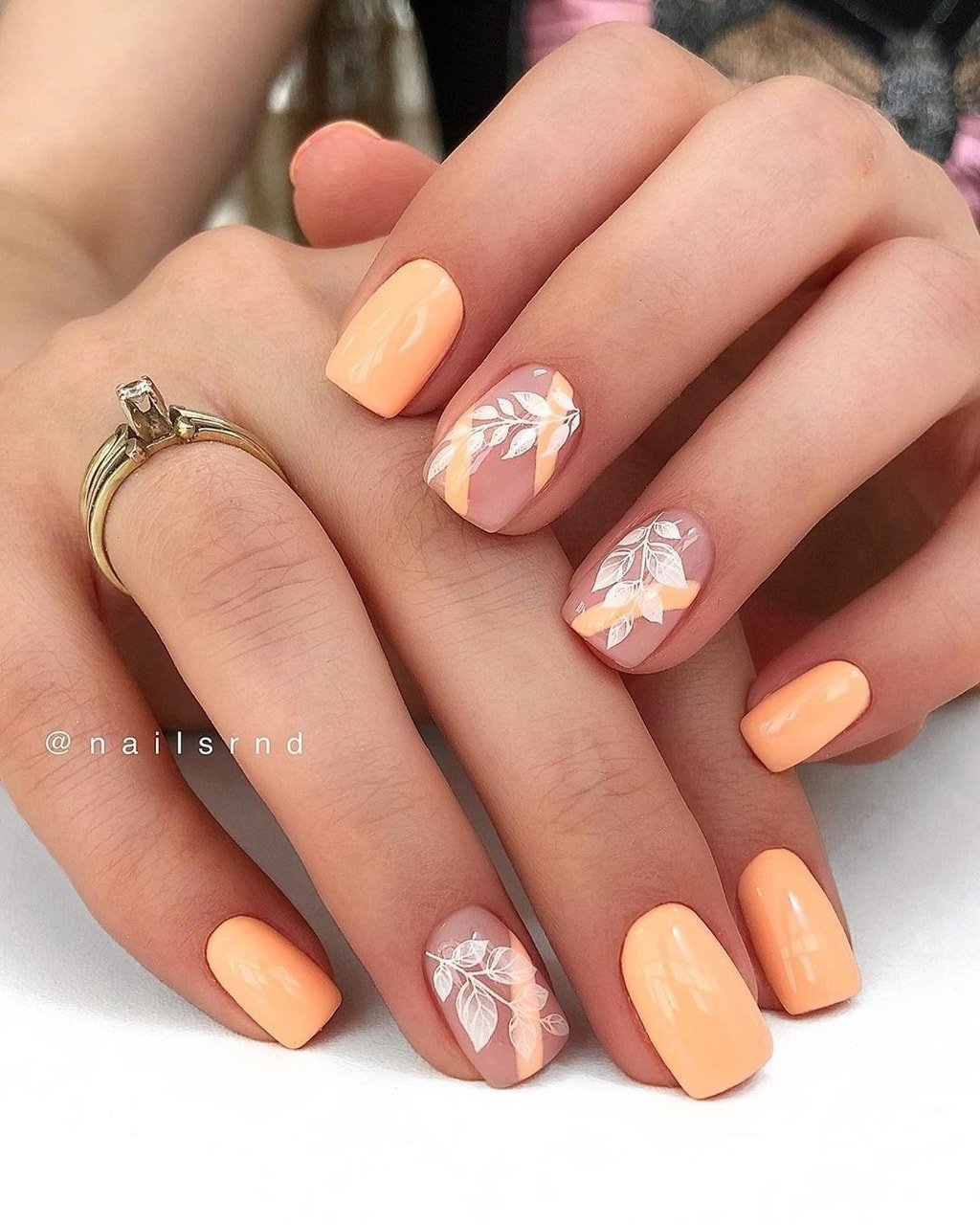 Персиковый маникюр на короткие