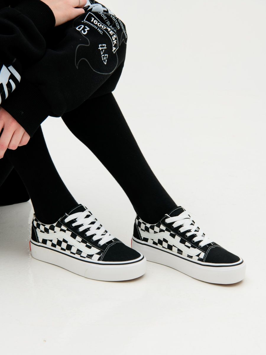 Бежевые кеды vans с черным пальто