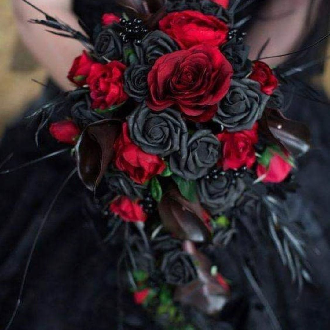 Букет из черных и красных роз