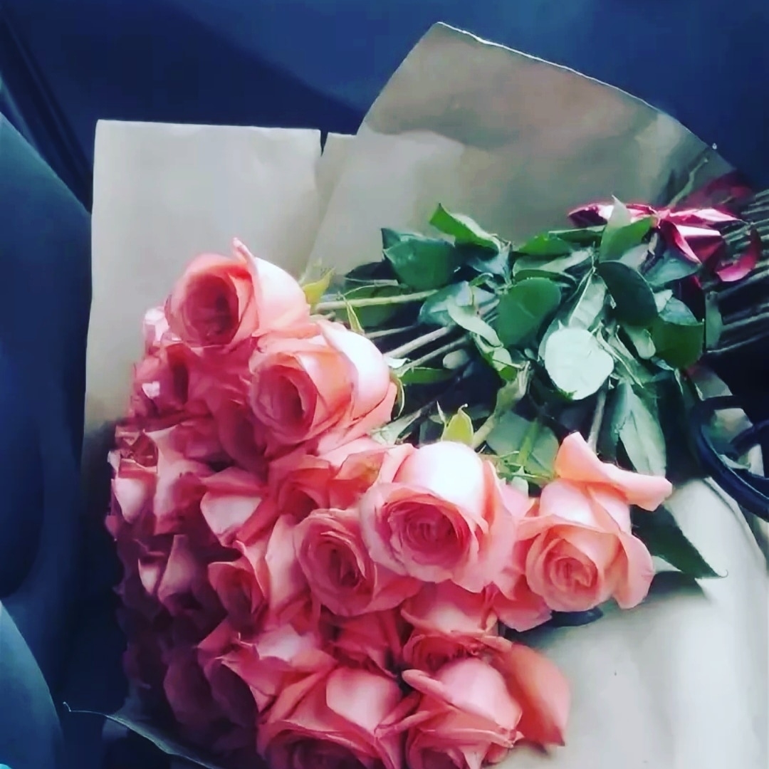 Букет цветов в машине