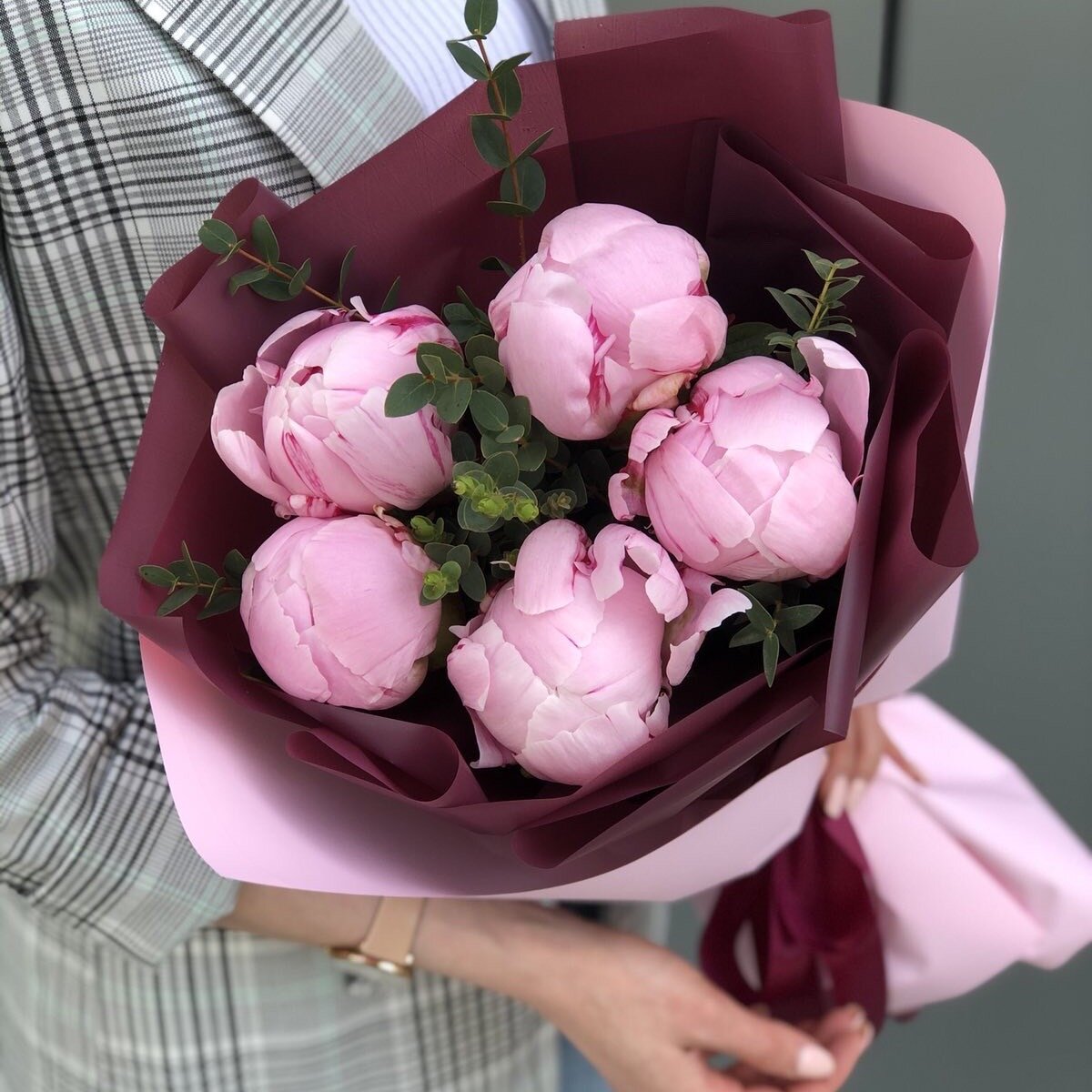 Букет из 5 розовых пионов