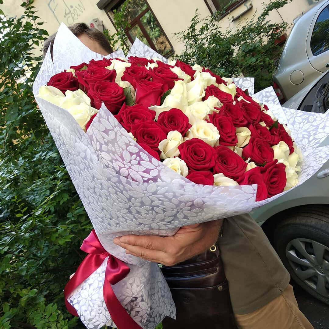Букет из белых и красных роз