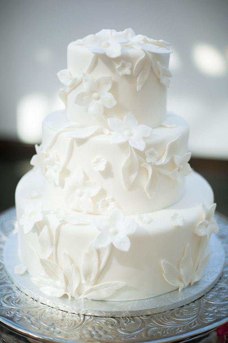 Белый свадебный торт с белыми цветами