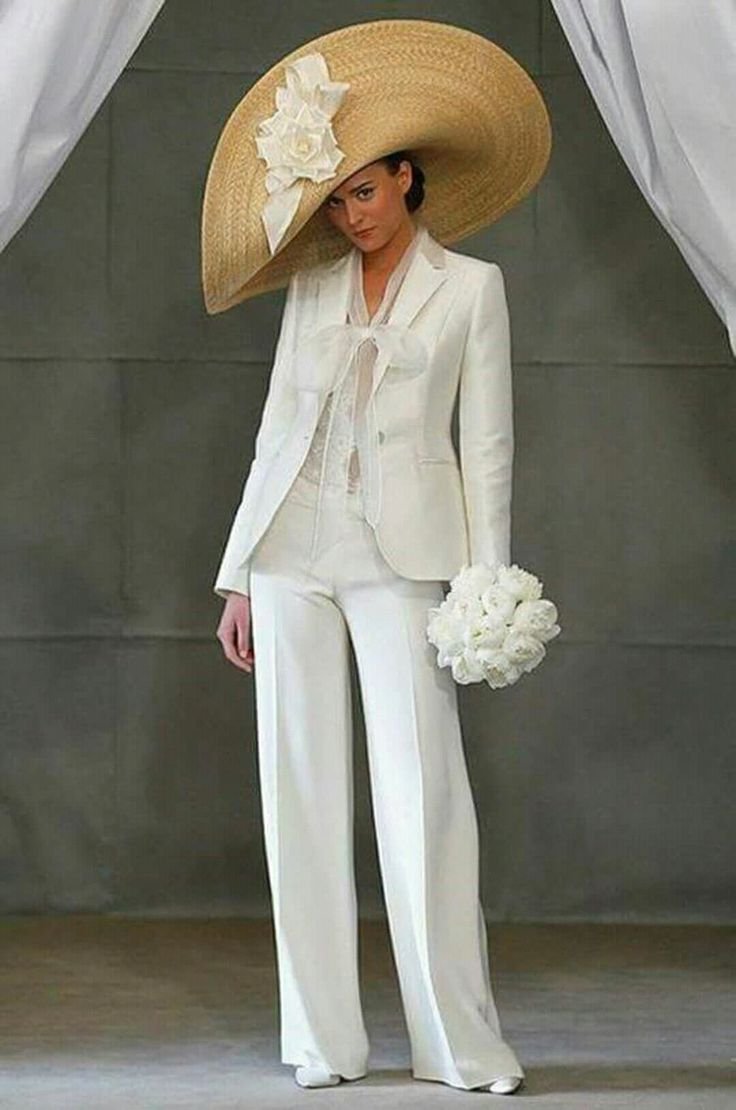 Невеста в белом костюме