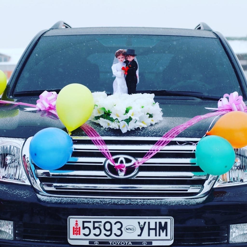 Украшение машины на свадьбу шарами