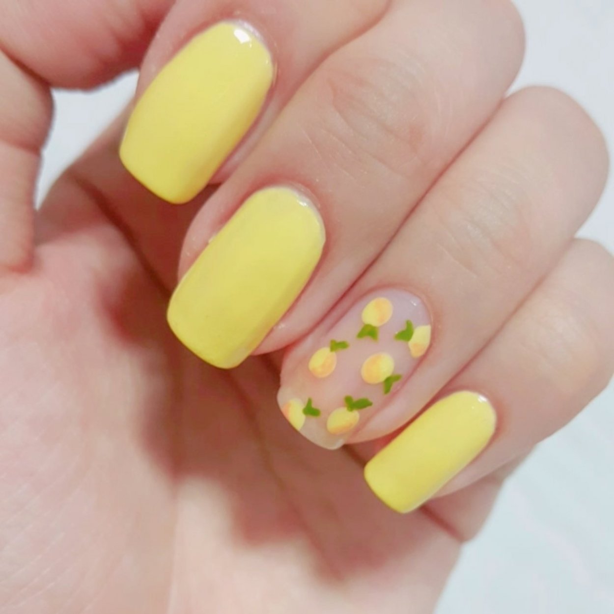 Жёлтый маникюр на короткие ногти