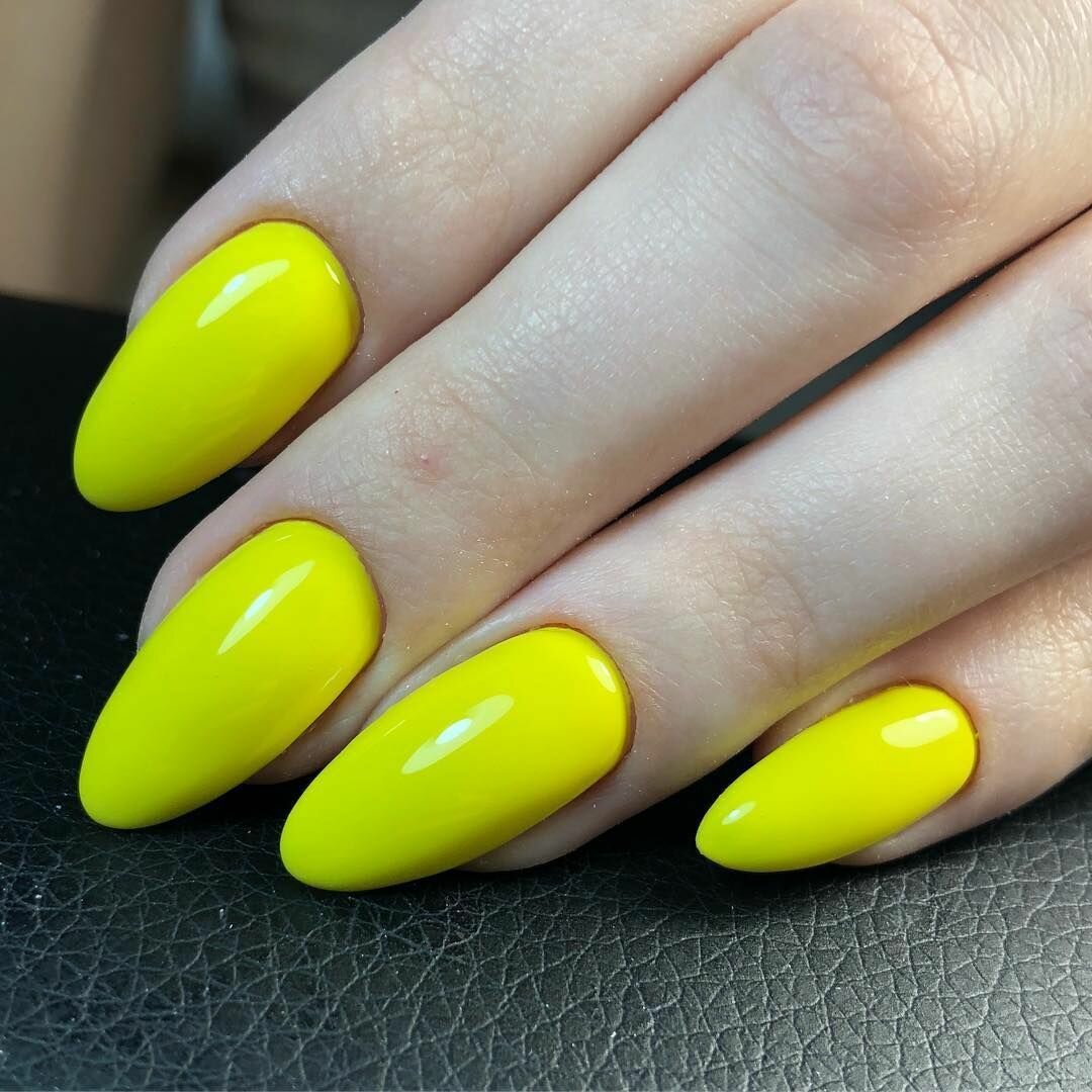 Маникюр с жёлтым цветом