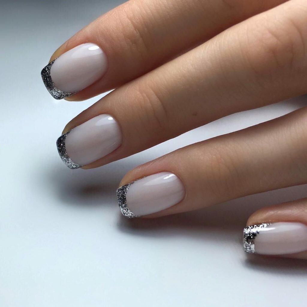 Серебристый френч на короткие ногти