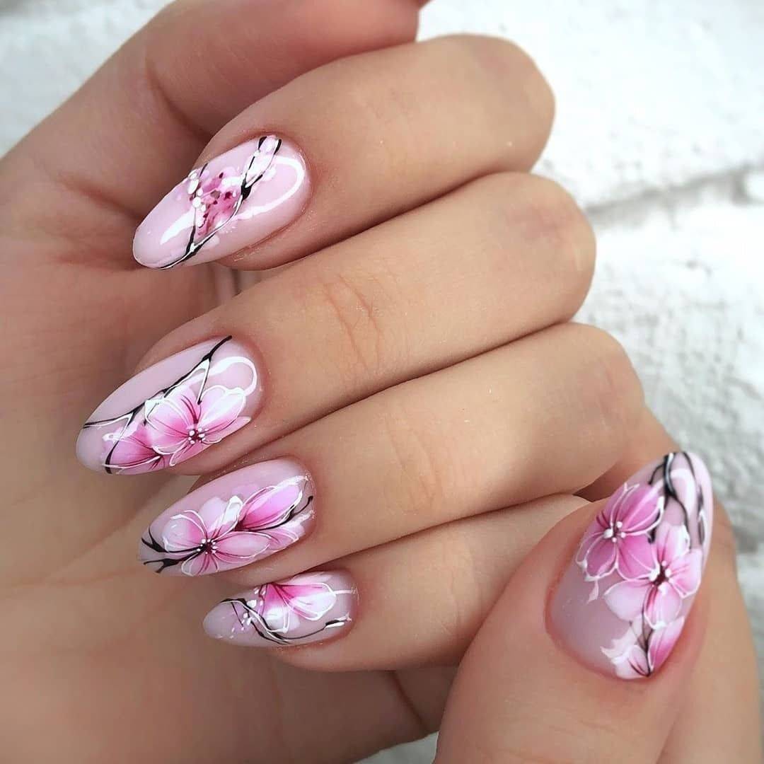 Розовые цветы на ногтях