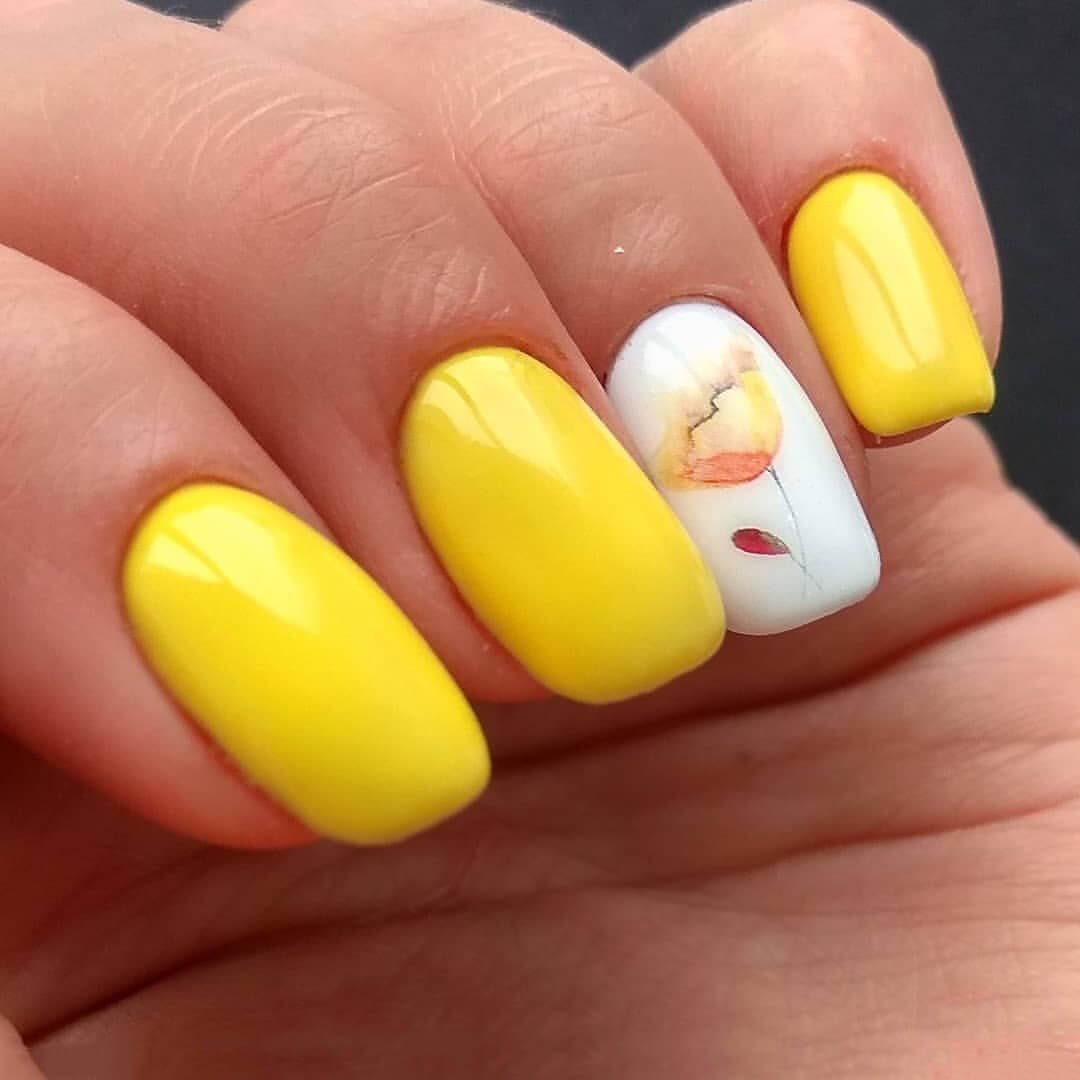 Маникюр желтый с белым
