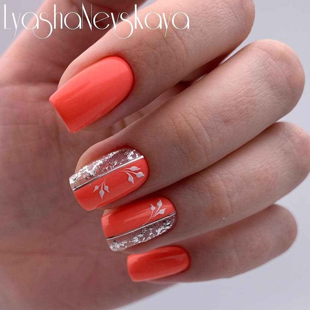 Коралловый цвет маникюра
