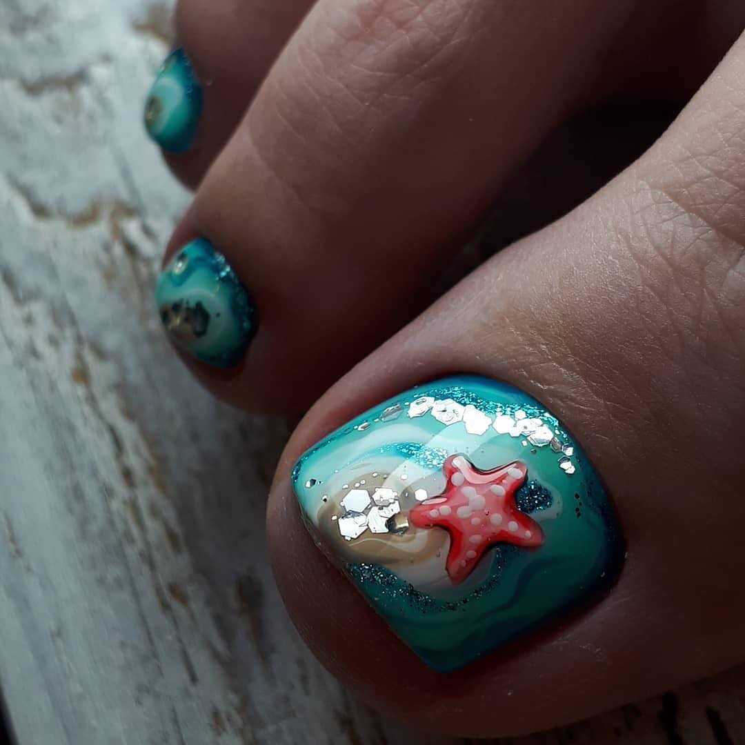 Летний педикюр с морской звездой