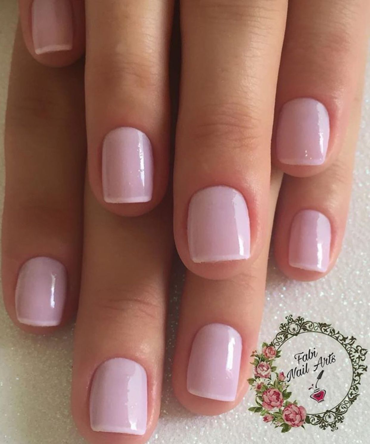 Нежный розовый маникюр на короткие ногти