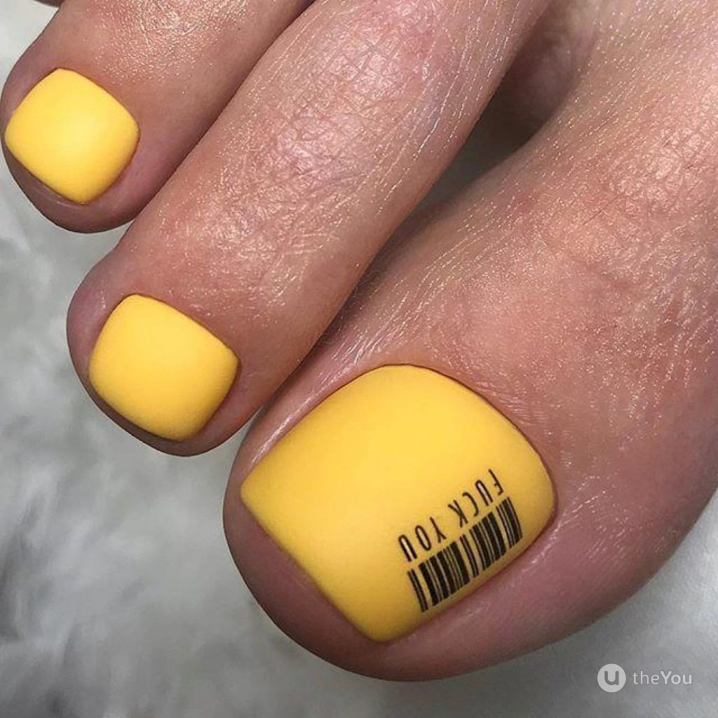 Желтый педикюр