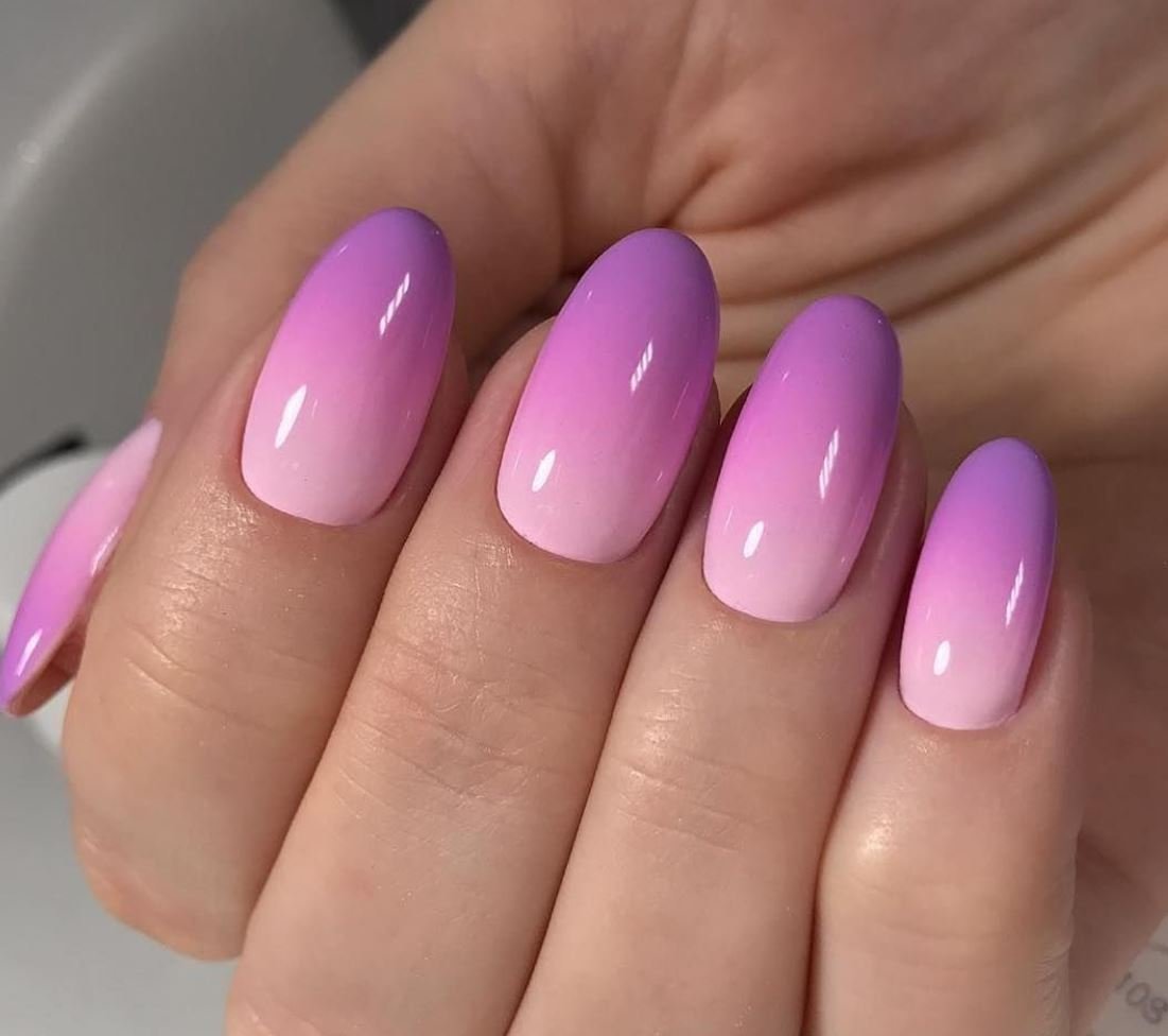 Розовое омбре на ногтях