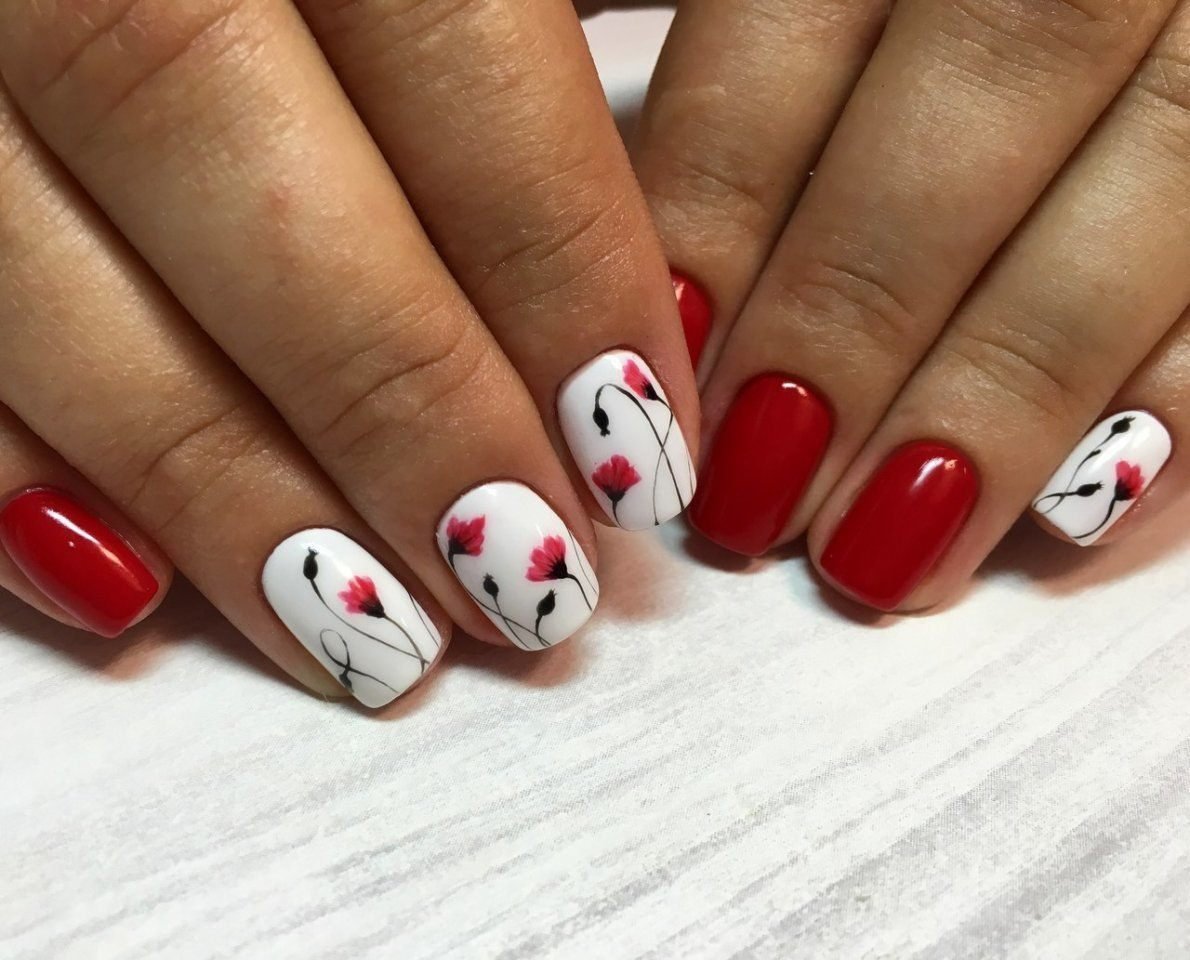 Маникюр на короткие ногти красный с белым