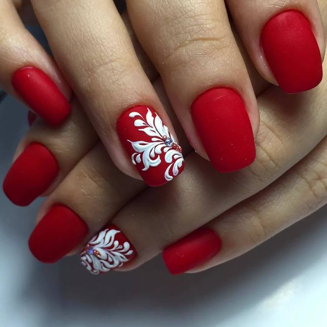 Красный маникюр