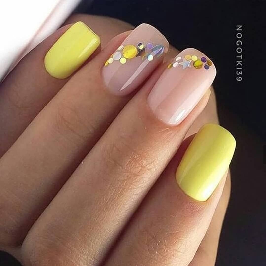 Бледно желтый маникюр