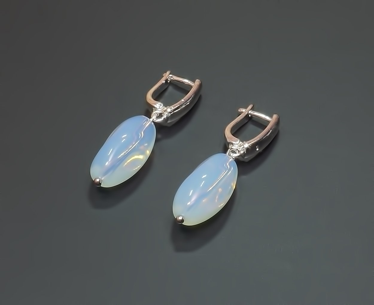 Серьги из лунного камня