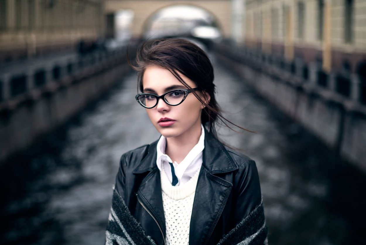 Октябрина Максимова модель в очках