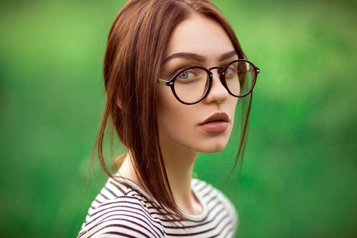 Красивые девушки в очках
