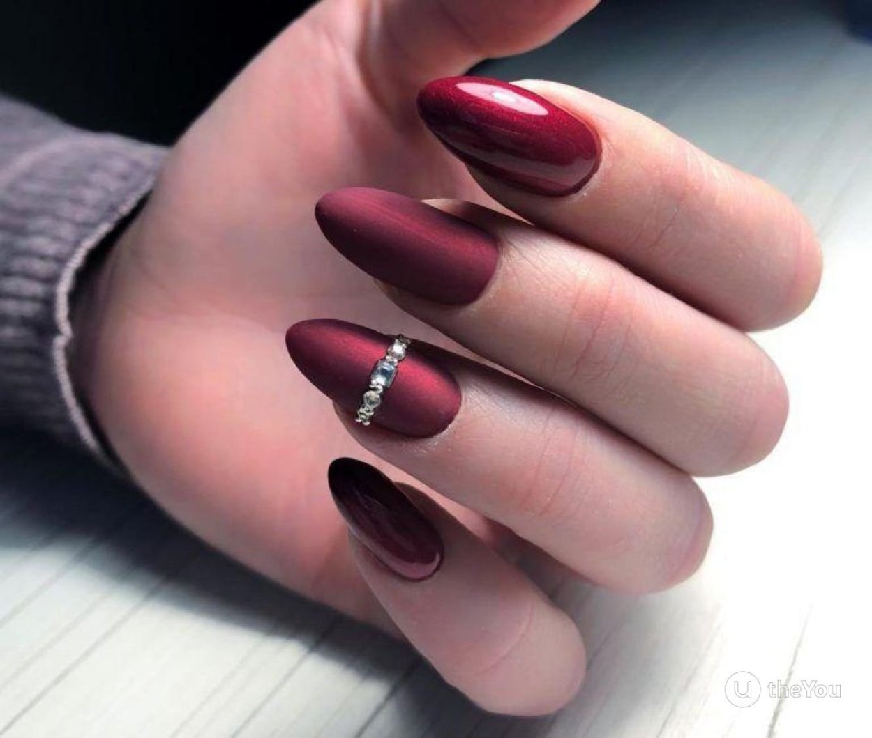 Nail 2023 бордовый матовый
