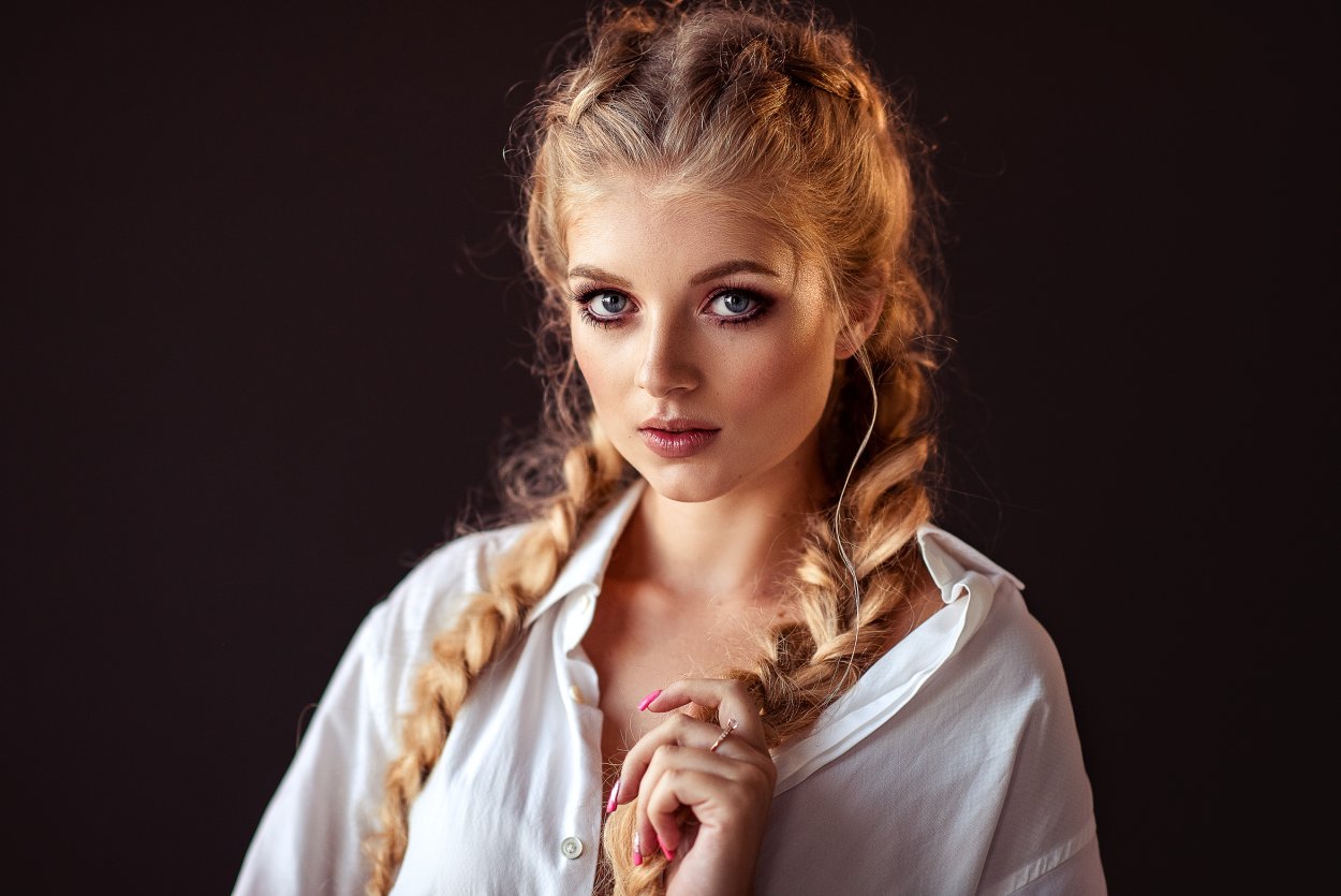 Девушка с косичками