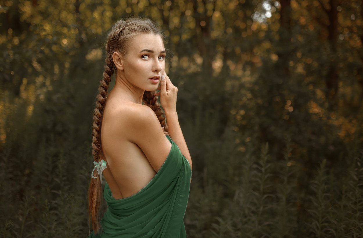 Девушка с косичками