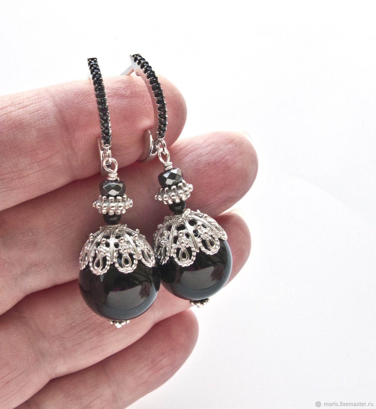 Серебряные серьги с черным камнем