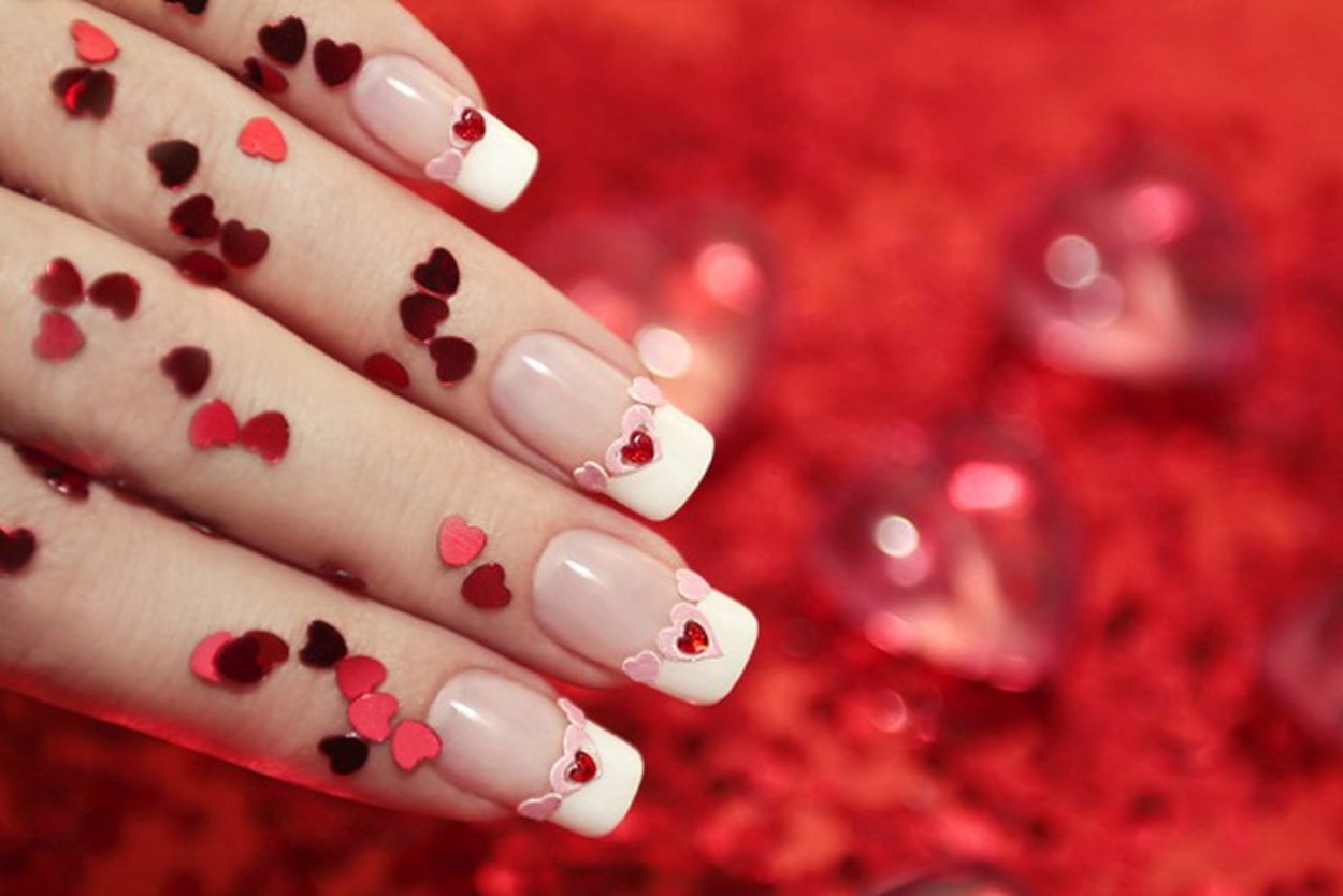 Белые ногти с красными сердечками