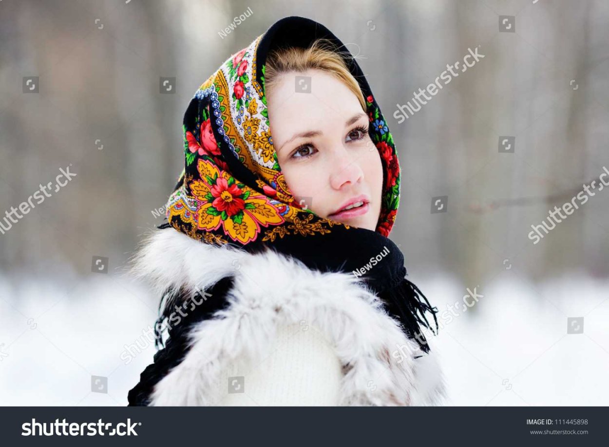 Красивая девушка в платке