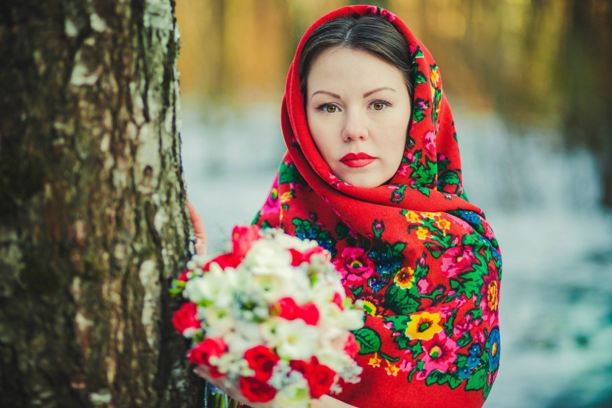 Красивая женщина в платке