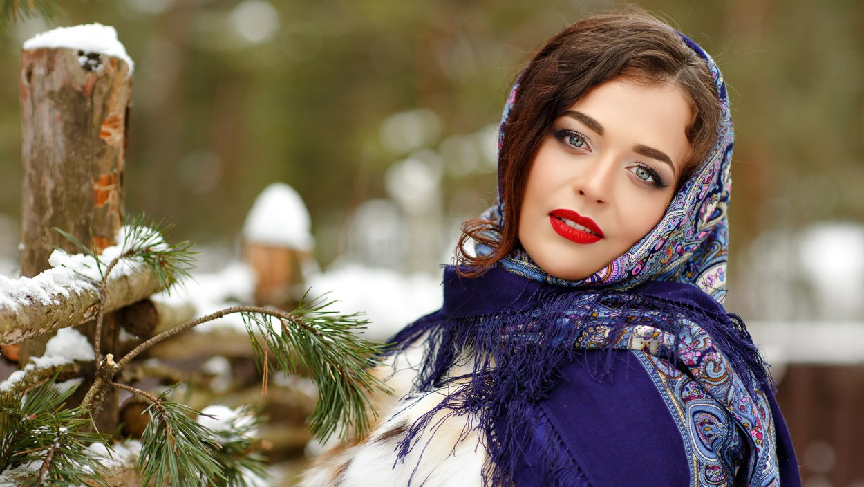 Красивая женщина в платке
