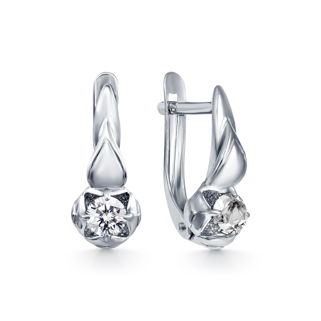 Серьги из серебра на белом фоне