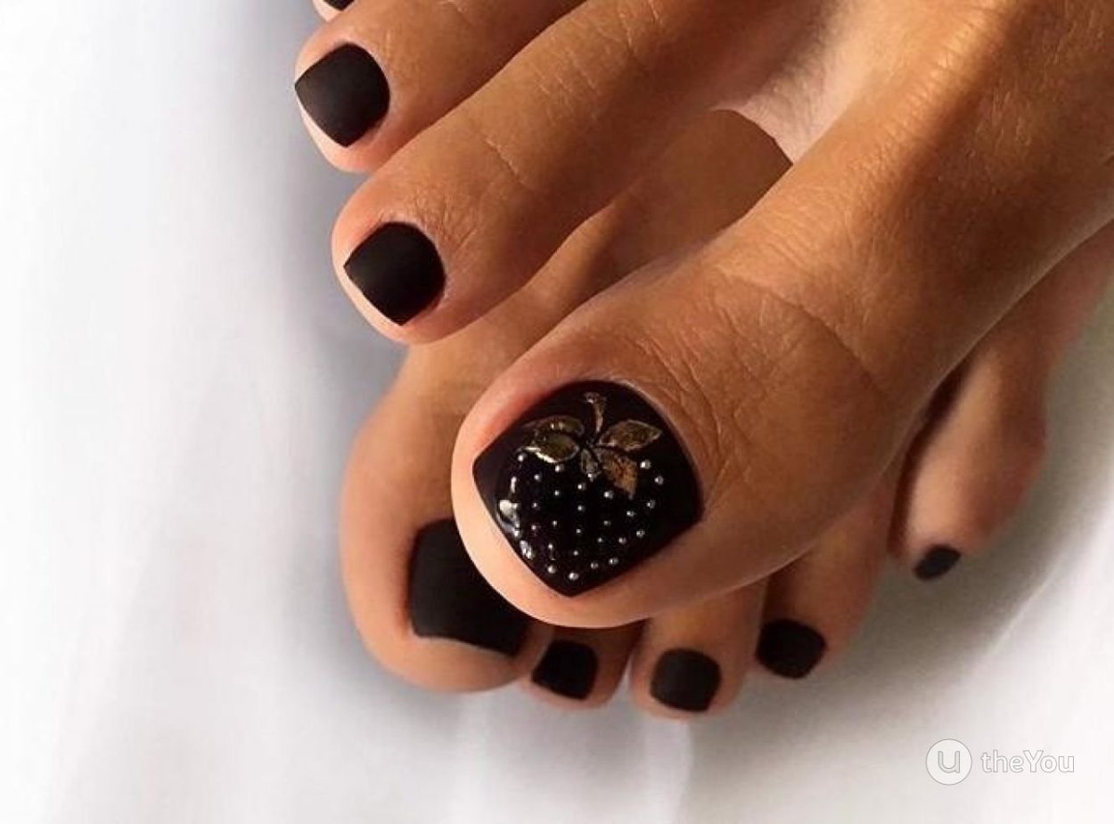 Красивый черный педикюр