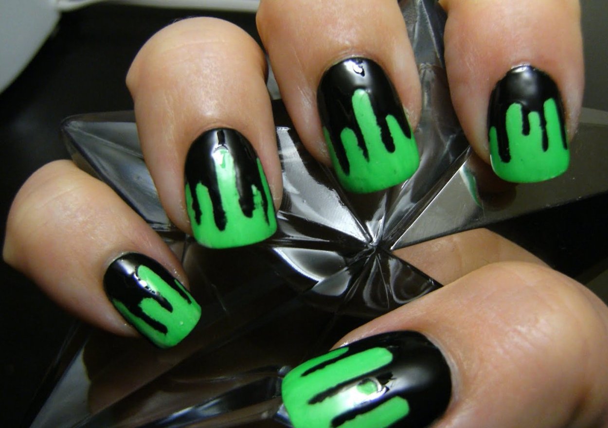 Чёрно зелёные ногти