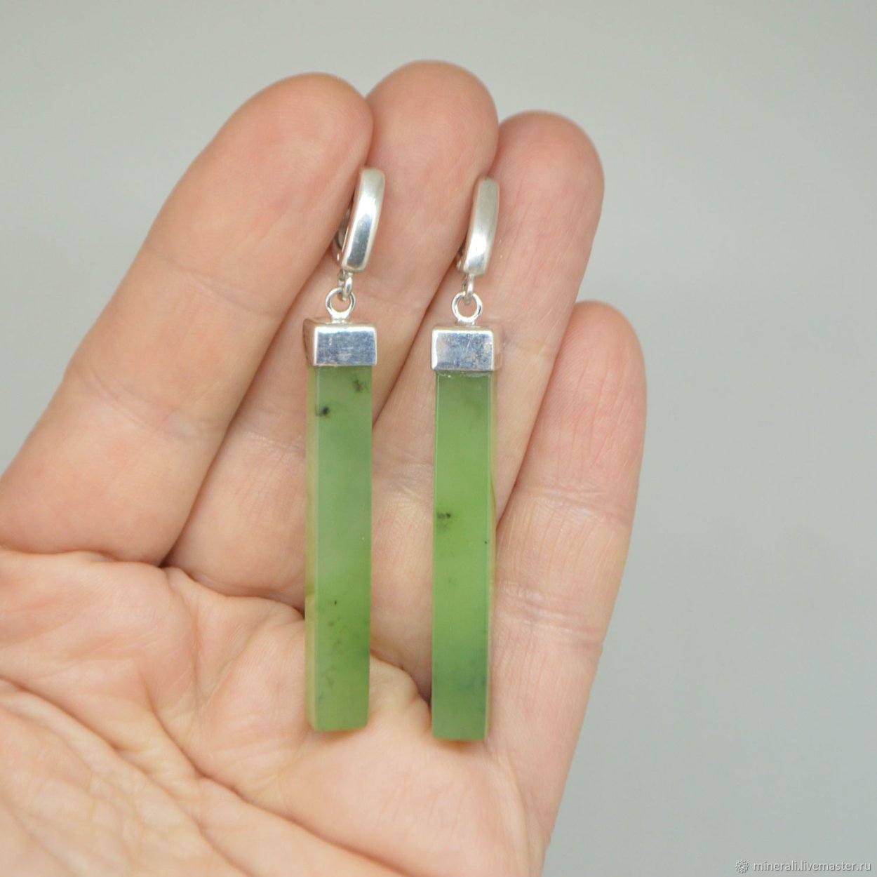 Серьги палочки из нефрита