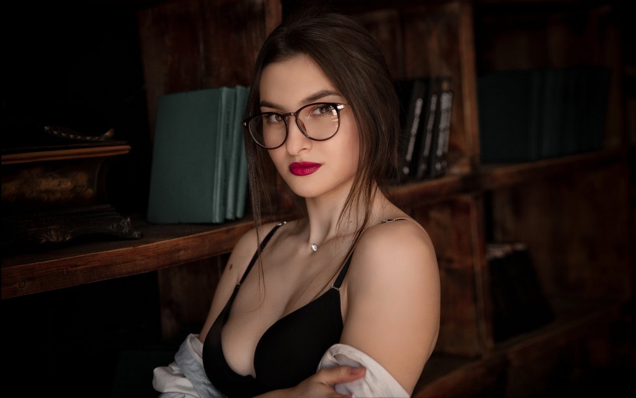 Девушка в очках и лифчике