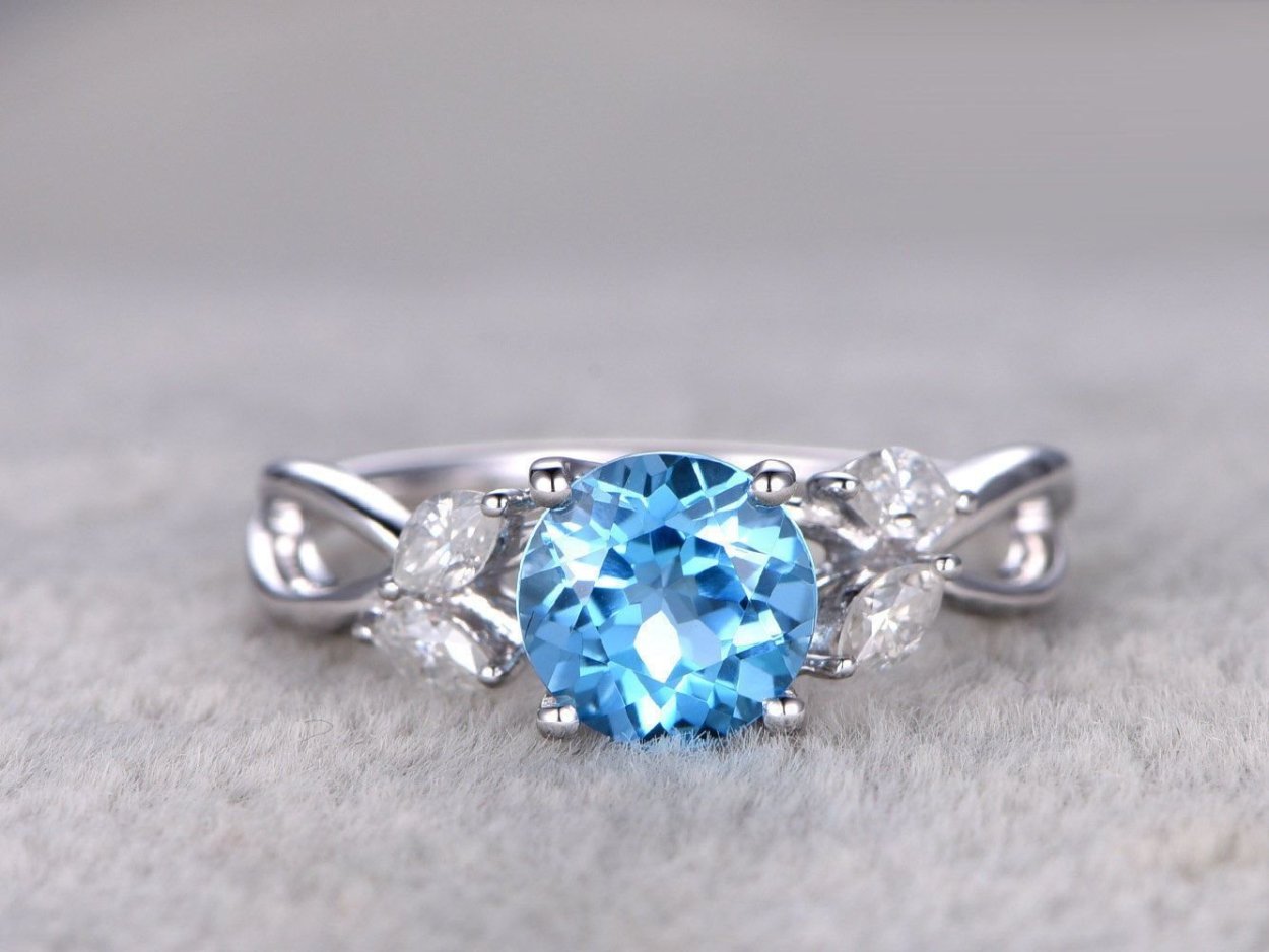 Перстень с синим камнем