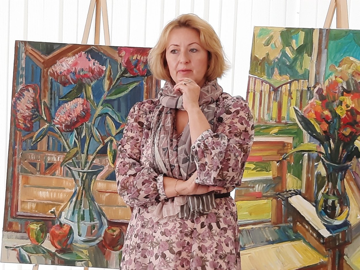 Мужчина художник в художественной студии