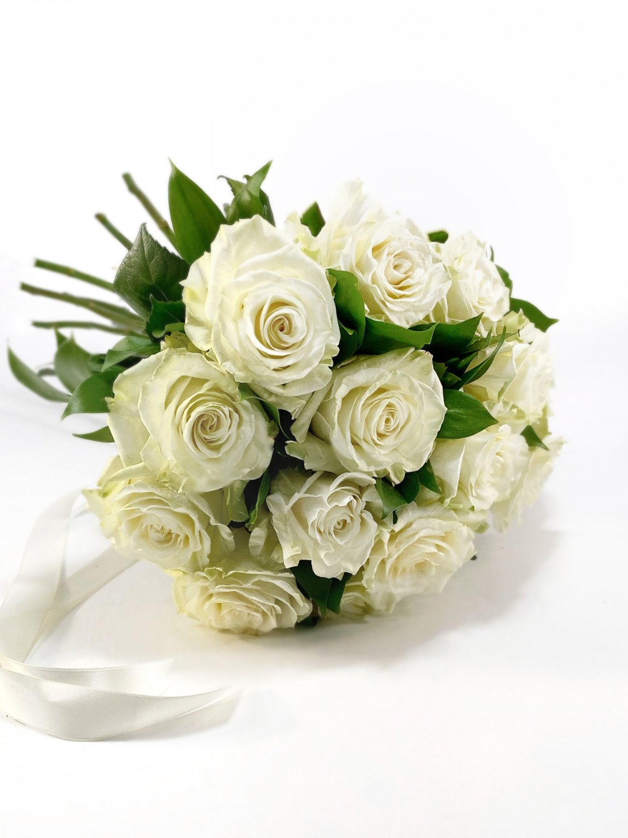 Букет на свадьбу из белых роз