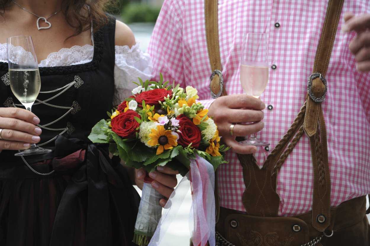 German Wedding traditions and games